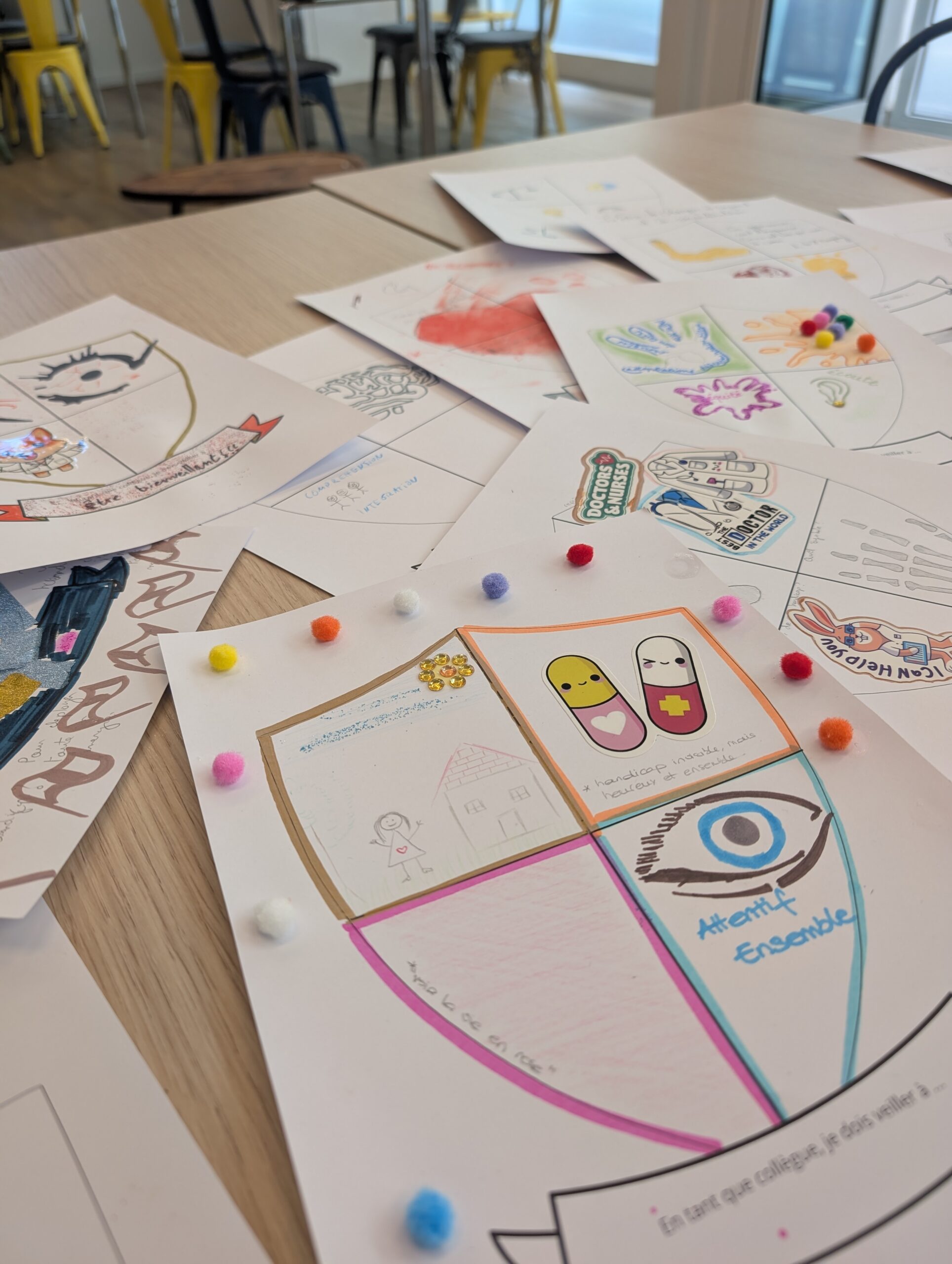 Photo de l'atelier du blason du handicap invisible