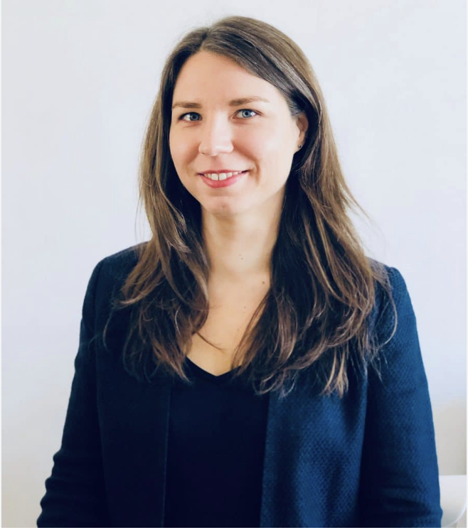 Clara FemmeBionique, conférencière sur le handicap auditif
